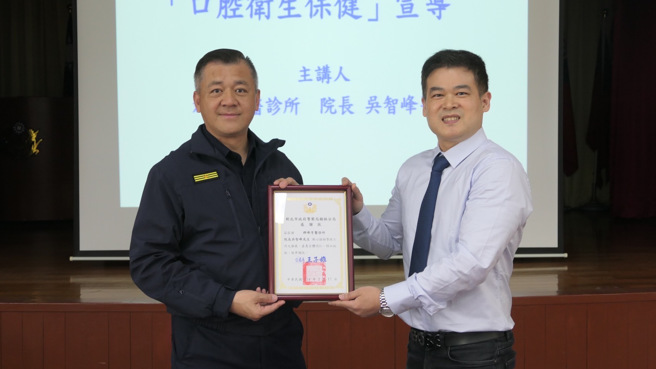 牙医诊所院长特地到场赠送慰问品，并上台致词。（翻摄画面）