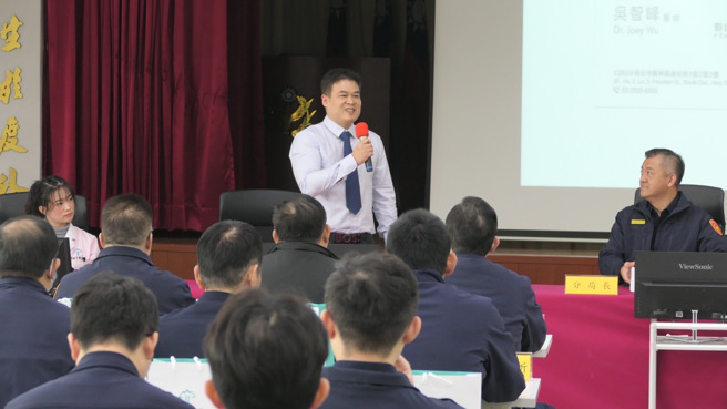 牙医诊所院长特地到场赠送慰问品，并上台致词。（翻摄画面）