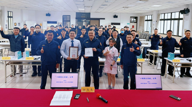 牙医诊所院长特地到场赠送慰问品，并上台致词。（翻摄画面）