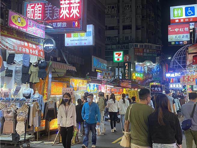 台中一中商圈2023年勇夺全国最高人气景点，2024年游客减少百万人次跌至900余万人，冠军宝座将拱手让人。（台中市府提供／陈淑娥台中传真）