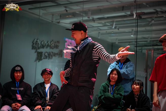 台東街舞之光蔡仁豪力抗強敵，勇奪Locking China大賽冠軍。（蔡仁豪提供／蔡旻妤台東傳真）