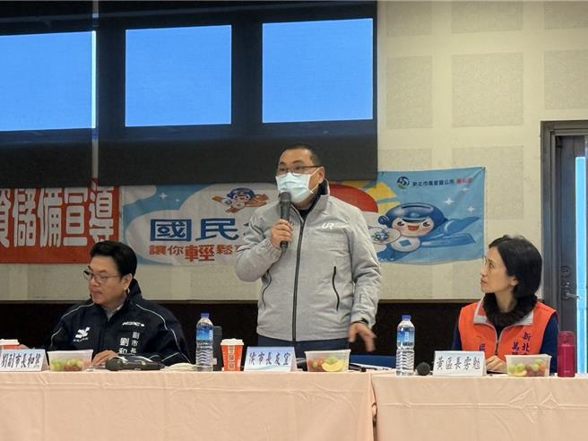 新北市长侯友宜（中）18日在万里区行动治理会议致词。（张铠乙摄）