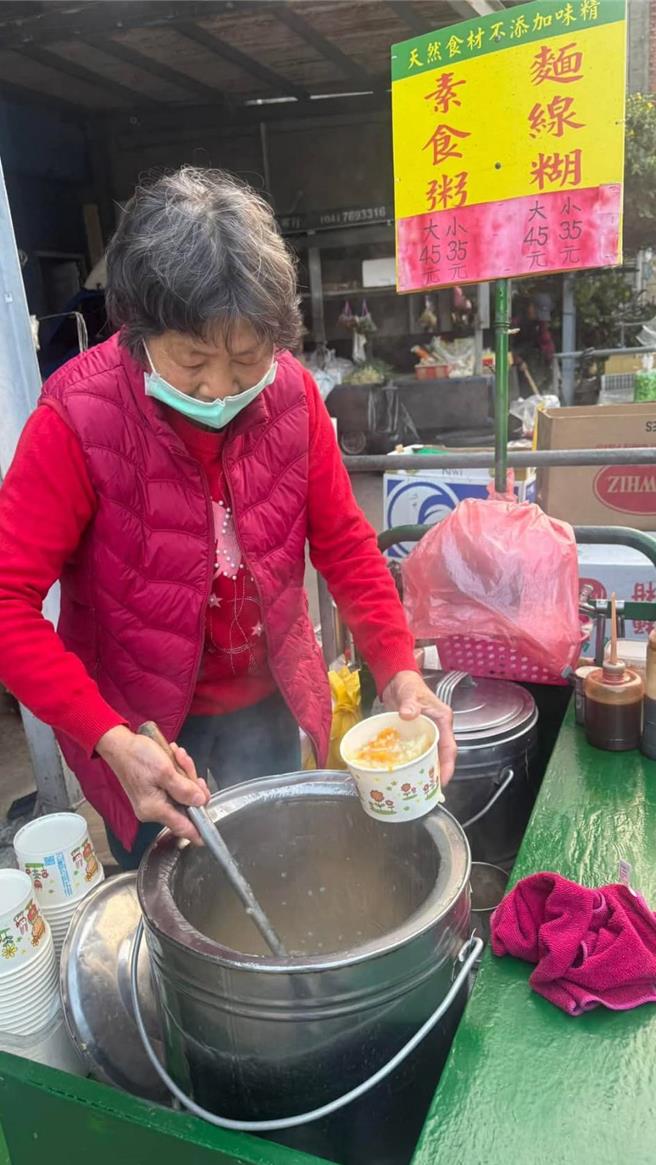 彰化「咸粥嬷」靠卖咸粥养大孙子，孙子因涉及诈骗被大陆山西省公安局拘留，「咸粥嬷」近日获知孙子近况放心很多。（赖清美提供／叶静美彰化传真）