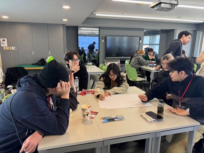 台泰设计工作营由KMITL工业设计学系Dr. Watcharatorn Pensasitorn老师、Dr. Yada Chavalkul老师和Dr. Chai。(照片/文化大学提供)