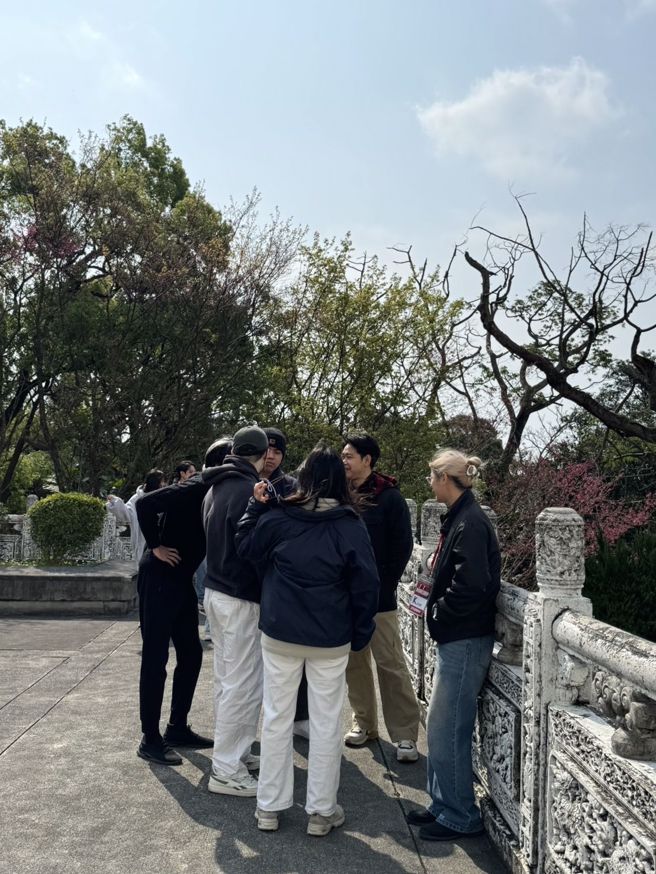 文大学生带领KMITL师生参观文化大学校园与自然美景，参访迪化街、九份和品尝台湾美食文。(照片/文化大学提供)