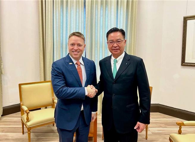 国安会秘书长吴钊燮会见美国前白宫副国安顾问博明。国安会提供