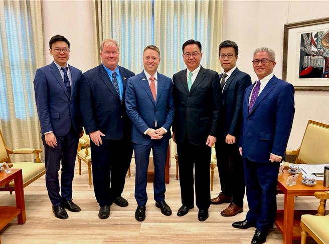 国安会秘书长吴钊燮会见美国前白宫副国安顾问博明。国安会提供