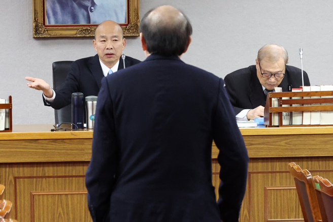 立法院長韓國瑜（後左）18日召集朝野協商，研商114年度中央政府總預算後續處理相關事宜。會前韓國瑜請民進黨總召柯建銘入席。（鄧博仁攝）