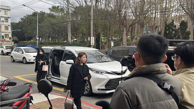 民眾党立法院党团主任陈智菡18日下午来到柯爸灵堂致意。（王惠慧摄）