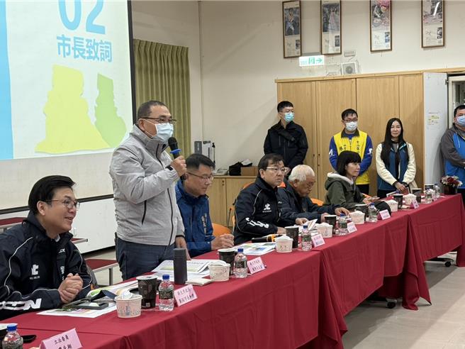 新北市长侯友宜（左二）18日在金山区行动治理会议致词。（张铠乙摄）