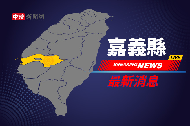 嘉义民宅火警，消防队获报到场救出一人，屋内疑似还有人受困，持续救援中。（中时资料照）