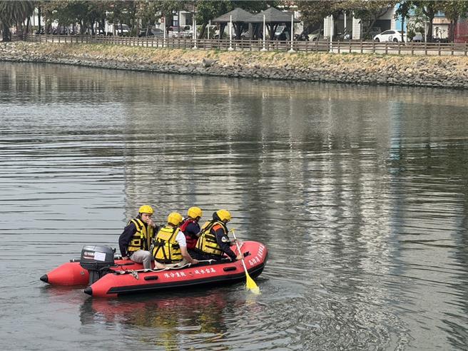 专案小组打捞画面。（本报资料照）