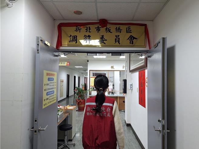 新北市动保处与板桥区调解委员会、新北市兽医师公会合作建构宠物医疗纠纷沟通平台。（新北市动保处提供）