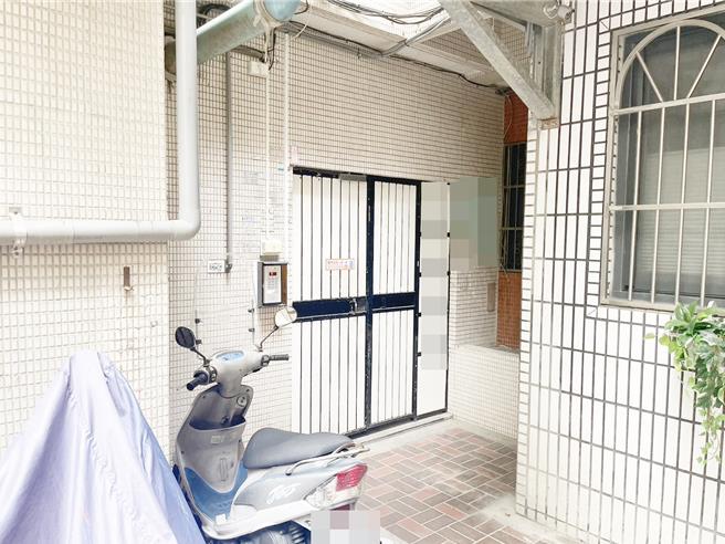 王姓男子不满郑姓邻居在公共区域喷防蚊液，去年3月竟持菜刀在楼梯间挥砍攻击郑男。(翻摄照片)