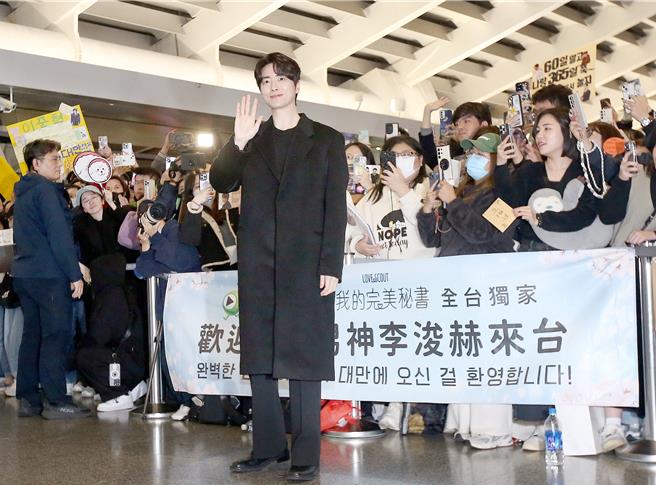 李浚赫（中）与接机粉丝合影留念。（范扬光摄）