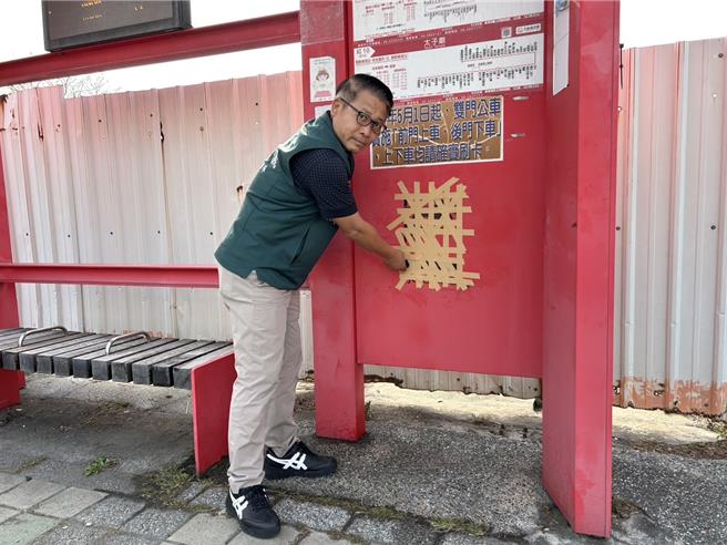 郭鴻儀今天勘查，發現駭人的遺像照已被人用膠帶封死。（郭鴻儀提供／曹婷婷台南傳真）