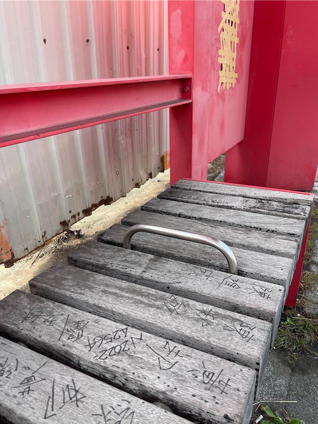 公車亭椅子也被寫滿字，有礙觀瞻。（郭鴻儀提供／曹婷婷台南傳真）