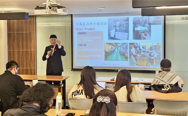 日管处邀台北清真寺基金会、伊斯兰事务专家及获认证的标竿业者，为业者分享实务经验。（日月潭风管处提供／杨静茹南投传真）