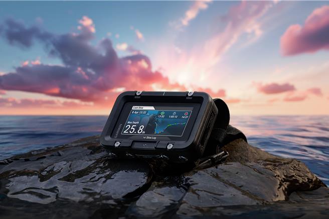 Garmin Descent X50i高彩进阶潜水电脑，建议售价4万9990元。（Garmin提供）