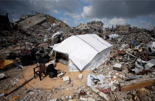 加萨走廊经歷以色列与哈玛斯交战1年多，全域饱受战火摧残。(图／路透社)