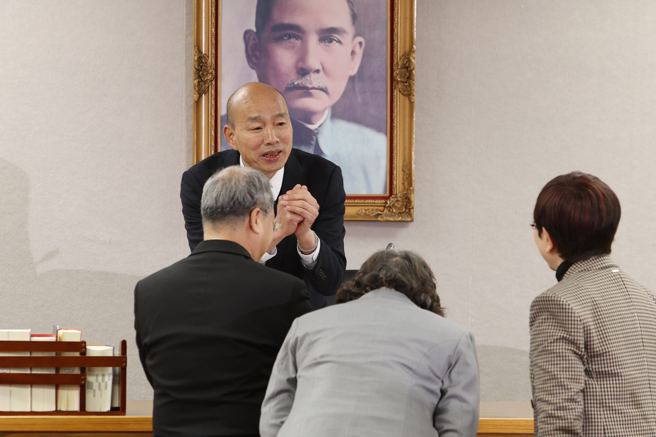 立法院長韓國瑜18日召集朝野協商，研商114年度中央政府總預算後續處理相關事宜。會前行政院祕書長龔明鑫、主計長陳淑姿、財政部長莊翠雲趨前向韓國瑜致意，韓則拱手回應。（鄧博仁攝）