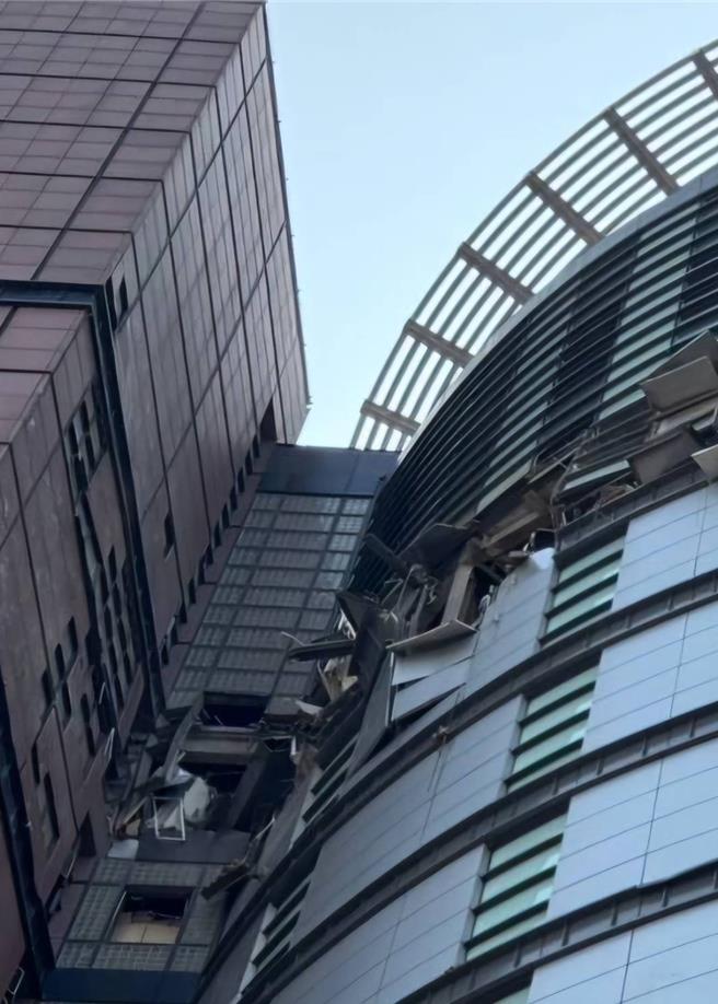 台中新光三越外墙附挂物因仍有安全疑虑，台中市府18日再开罚新光30万元。（林欣仪翻摄）