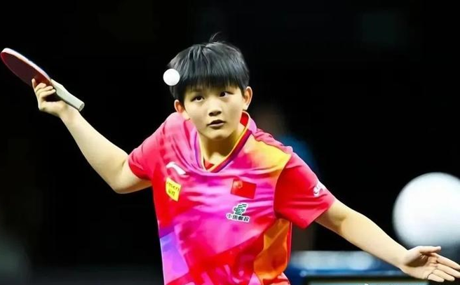 本年WTT新加坡大滿貫賽事中，祝啟慧以13歲之齡跨級挑戰取得U15級別女單冠軍。（圖／新浪網）