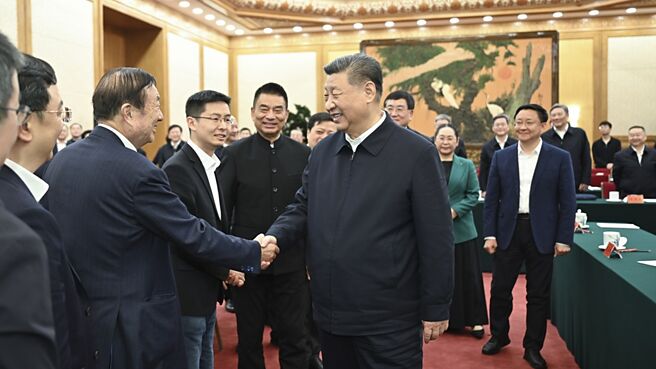 大陸國家主席習近平17日出席專為民營企業舉辦的座談會，為民營企業打強心針。圖／新華社