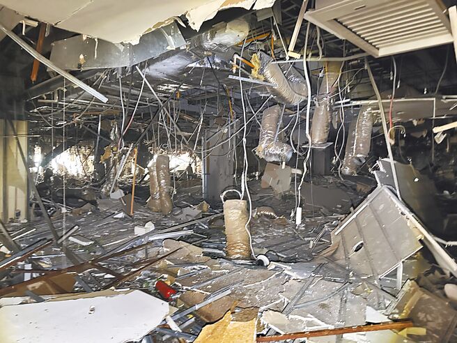 台中新光三越气爆酿4死37伤，台中市消防局长孙福佑17日指出，此次气爆应是有燃烧，才会有人烧烫伤住院，推测爆炸瞬间无可供燃烧物，未酿火势蔓延。（消防局提供／潘虹恩台中传真）