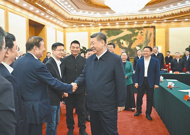 中共總書記習近平17日在北京出席民營企業座談會，並喊話當前民營經濟發展困難能夠克服。（新華社）