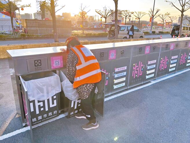 台湾灯会在桃园15、16日迎来正式开幕首周末，桃园市环保局总垃圾清运量达22.68公吨。图为智慧垃圾桶可即时通报、清洁。（桃园市环保局提供／姜霏桃园传真）