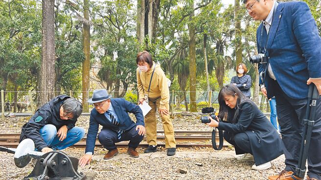 台南藝術大學音像紀錄研究所長曾吉賢（左一）為若櫻鐵道株式會社參訪團導覽台南後壁烏樹林車站的歷史及建設。（張毓翎攝）