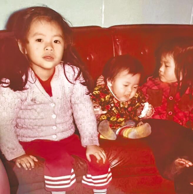 小S在社群發出3姊妹兒時的合照來思念大S。（摘自小S臉書）