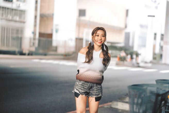 艾薇推出全新單曲〈計算浪漫〉。（環球音樂提供）