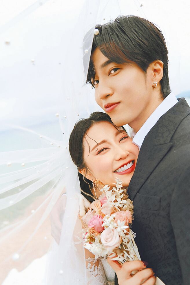 婁峻碩和焦凡凡佩戴TIFFANY珠寶攜手走結婚紅毯。（想不到音樂工作室提供）