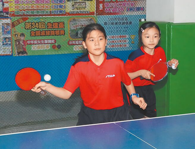 双打／双打同持拍手搭檔以阿拉伯数字的8做交换。（陈君玮摄）