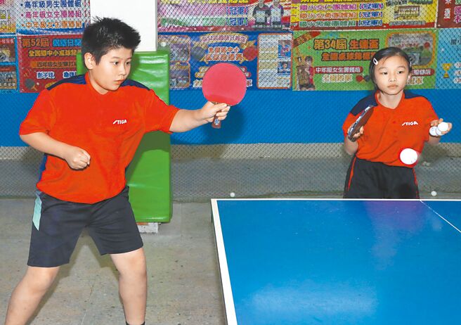 双打步法／双打左右手搭檔步法以国字的八做交换。（陈君玮摄）