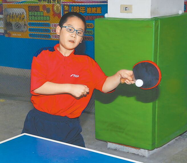 正手起板拉球／基础训练下旋正手起板，初学者第一个学习比赛的攻击动作。（陈君玮摄）