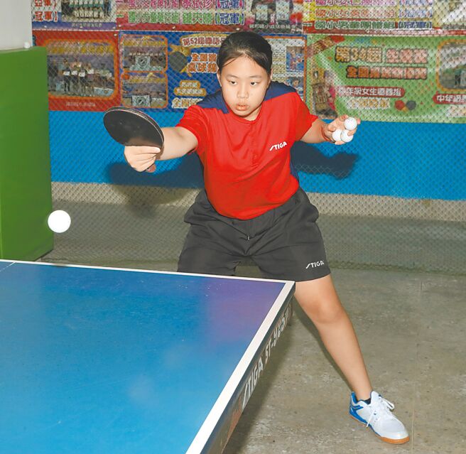 反手推球／反手上旋基本功。（陈君玮摄）