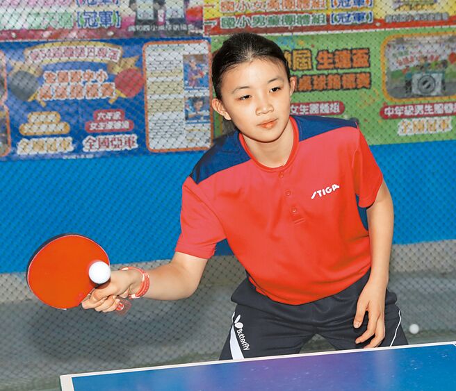 正手快攻／正手上旋基本功。（陈君玮摄）