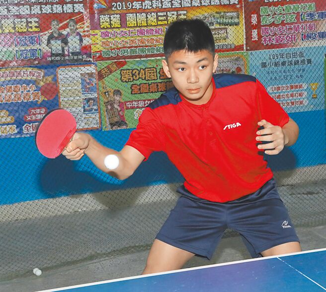 弧圈连续拉球／正手比赛攻击球（国小阶段不适合练习反手拉球，因为骨骼尚未发育完全）。（陈君玮摄）