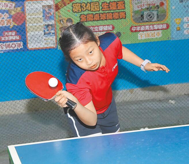 削球正反手长切／削球打法正反手下旋切球基本功。（陈君玮摄）