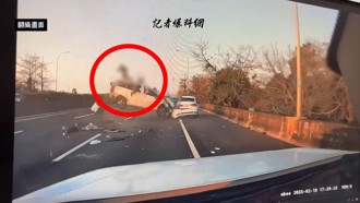 影》國道車禍2人慘遭甩車外命危 疑貨車追撞釀禍！影片曝光
