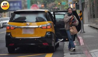 直击》大S猝逝亲友帮祈福 阿雅开佛学讲座「痛苦终究会过去」