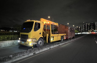 新店男驾车拖「小木屋」奔驰！下秒撞毁路灯 离谱画面曝