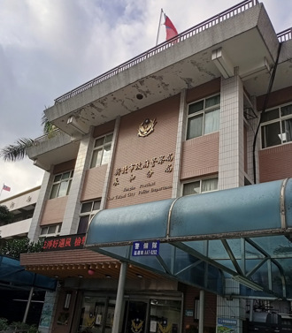 對女警「愛的抱抱」鼓勵！新北派出所長挨告性騷  申誡2次拔官調職