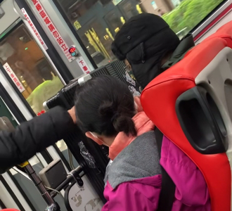 他搭公车「行李箱放腿上」老妇不爽狂骂：有没有读过书