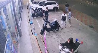 短褲妹2度跳上警用機車！友錄影高喊「超扯」 警方要查了