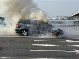 台南永安橋等紅燈突「燒成火球」 越南籍駕駛棄車落跑不知所蹤