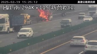 國一北上新營段火燒小巴士 2公里外就可看到濃煙